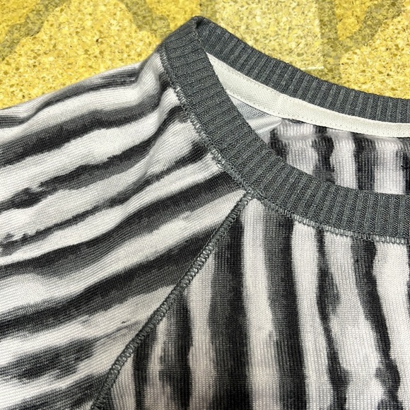 EUC Vera Wang long top - Picture 3 of 15